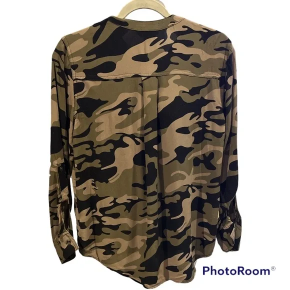 Rock & Republic Women Green Camo Lace up Pullover Shirt size Small - Picture 2 of 8